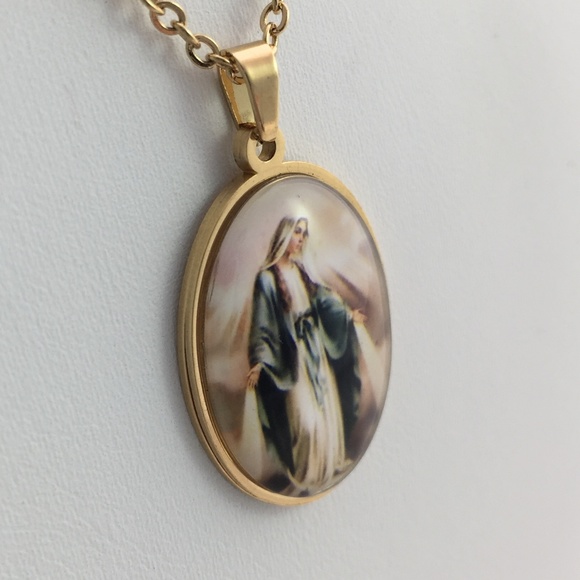 Holy Virgin Mary religious gold tone necklace - Picture 2 of 5